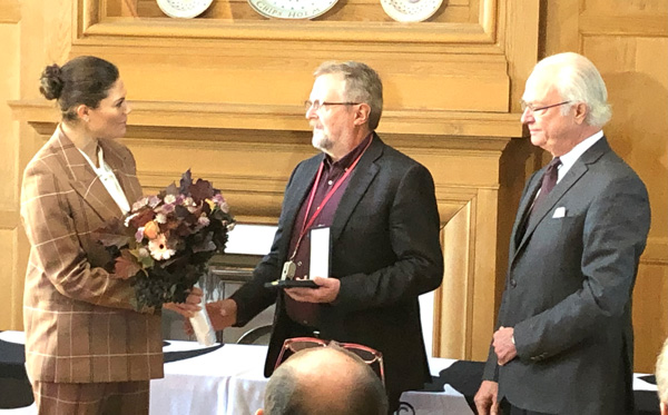 2021 års pris gick till botanikern Mora Aronsson och delades ut av både H.M. Konung Carl XVI Gustaf och H.K.H. Kronprinsessan Victoria. Foto: Johan Beck-Friis.